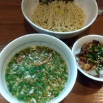 麺処 びぎ屋 - 醤油つけめんとニラチャーシューご飯