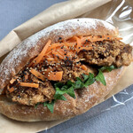Pane Ho Maretta - あぐー豚のメンチカツ×キャロットラペのサンド ¥390