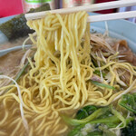 ラーメンショップ 椿 - ネギコテ
            細縮れ麺リフト！
            デフォで硬めの茹で具合でした