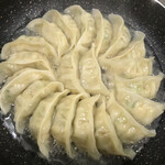 生餃子専門店 ぽんぽこ - 焼き方とおりに油を敷いて餃子を並べたらお湯を注ぎます。