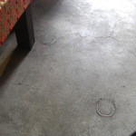 馬肉酒場　馬喰ろう - 床には本物の蹄鉄が埋め込まれている