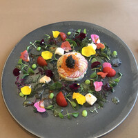 新華 - ランチ限定おまかせコース１１０００円。華の彩り。スペシャリティだそうです。見た目美しく、味も良く、大満足の前菜です（╹◡╹）（╹◡╹）。中華かどうかは、それはそれとして。。（笑）