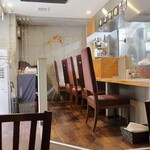 いろり庵 御津葉 - 入り口からカウンター席辺り