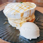 パンケーキ専門店 ブレッシング - 料理写真:キャラメルソースパンケーキ＆アイスクリーム
