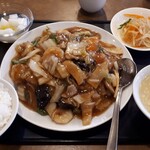 豫園飯店 - 五目かた焼きそば&ライス　小皿と杏仁豆腐はサービス