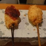 串揚げ咲と - 左：鶏とオクラの梅肉添え　右：白子