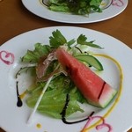 Metti,una sera a cena - 彩りきれいなスイカ添えサラダ。