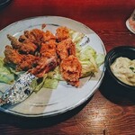 くろべい - 鶏もも一本揚げ！店員さんが食べ易くハサミでちょきちょき！タルタルと共にチキン南蛮！酒進む！