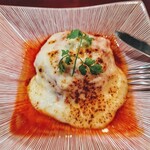 くろべい - 丸ごとトマトチーズ焼き！不味い訳が無い！器の模様が激しいクローズアップに見える！