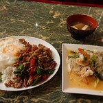 タイレストラン メサ - ヤムウンセンとガパオライス大盛り