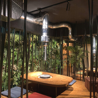 【２階】丘と森をイメージした空間で、大切な人とのお食事を。