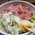 味処 まるたか - まぐろ炙り漬け丼のup
            炙った鮪の漬けと白葱 かいわれ 大葉が乗った酢飯の丼