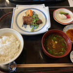 国登録文化財 二木屋 - 強肴　鹿児島産栗毛和牛素焼きステーキ　天日干野菜　クレソン　山葵　お食事　鈴木寿一さんの山形産無農薬ひとめぼれ　赤出し　香物