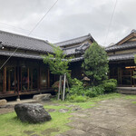 国登録文化財 二木屋 - 中庭から、レストラン部分を見る。
