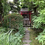 国登録文化財 二木屋 - 中庭にお稲荷さんがありました