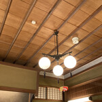 国登録文化財 二木屋 - 食事をした部屋のモダンな照明