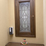 国登録文化財 二木屋 - トイレの窓と飾り