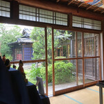 国登録文化財 二木屋 - 席から、中庭を望む