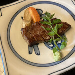 国登録文化財 二木屋 - 素焼きステーキは、岩塩かもろみ醤油に山葵で頂きます