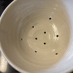 国登録文化財 二木屋 - ごはんがべたっとしないように、お茶碗の底に穴が開いています