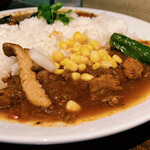 サイのツノ - ハーフ＆ハーフ「インド風レッドカレー（鶏肉）」「ひき肉とほうれん草のグリーンカレー」with「彩り野菜」トッピング