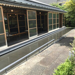 虎屋菓寮 - 入口横のテラス席