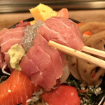Sushi Yoshi - ちらし 並
      中トロ