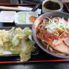 Murasakian - 冷たい肉そば800円、山菜天ぷら500円