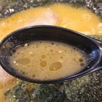 横濱家系ラーメン 千家 - スープ