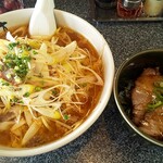 喜多方ラーメン高蔵半田店 - ネギ味噌ラーメンとミニチャシュー丼