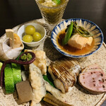 Tsuchiya - ・季節の盛合せ:
                        　もずく酢
                        　あん肝と蕨、スナップエンドウ
                        　鴨のロースト
                        　えぼ鯛の塩焼き
                        　きゃらぶき
                        　小鮎の南蛮漬け
                        　こんにゃく
                        　穴子の煮凝り
                        　瓜の浅漬け
                        　そら豆
                        　白バイ貝
                        　小梅