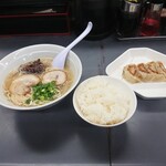 博多一番 - ラーメンセット 普通盛りのラーメンに小ライス餃子がつきます  890円 日祝はダメです