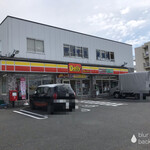 デイリーヤマザキ - 店の外観　※道路を挟んで、すぐ前に、山崎パン工場があります