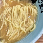ラーメンハウス河童子 - 麺は緑製麺の中太ストレート。