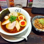 らーめん 鶏喰 - 特製 鶏の醤油らー麺 & ピリ辛 鶏そぼろご飯