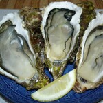 うなぎ割烹 うや川 - 料理写真:今は生牡蠣はこの写真以上の大きさです。温暖化に伴い三陸か三陸から北海道に産地が移行してきています　1個440円