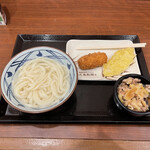 丸亀製麺 - 牛肉つけ汁 450円
            れんこん110円
            カニクリームコロッケ 140円