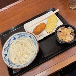 丸亀製麺 - 牛肉つけ汁 450円
            れんこん110円
            カニクリームコロッケ 140円