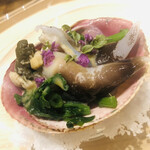 温石 - 鳥貝と天然クレソン。鳥貝は蒸して持ち味を消さず、肝も添えます。道理で餌のワカメの味がします。薬味は黄身酢でした