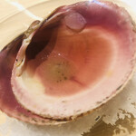 温石 - 器の鳥貝の殻。綺麗なピンク色ですが、お寿司や和食界ではムラサキと呼びます