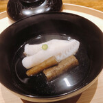 温石 - 蓋を開けると立ち昇るカツオの一番出汁の香り。鼻の穴がサブちゃん並みに大きく拡がります。魚は旬のメバル。付け添えは中心をくり抜いたゴボウです