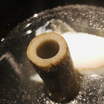 温石 - 椀物のゴボウ。中心をくり抜き、管牛蒡（くだごぼう）と呼びます。見通しが良いので縁起物かな？
      お汁の煌めきはメバルの健全な脂です。溜息が出ちゃいますね。