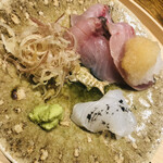 温石 - 上は黒むつの皮目を炭火で焼いたタタキ。脂が半端ないので、大根おろしと茗荷が添えてあります。手前は旬の泥障烏賊