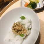 温石 - 一膳目はシンプルに豆ご飯と炒りごま。ああっ、ウンメイヨォ