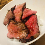 温石 - 四膳目は、豆ご飯にシンシンの炭火焼きを乗っけます。薬味は振り粉山椒