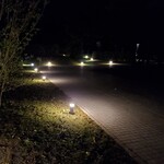 メゾン ケイ - エントランスから駐車場に続く道。
      ライトアップがきれいです。