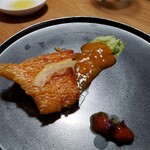 メゾン ケイ - 金目鯛の皮をパリパリに焼いたメイン。
      玉ねぎとカレーソースと、トマトのチャツネ。
      
      皮はパリパリ、中はふっくらで、さすが。カレーソースは斬新だけど、ジャンクな味になるので、王道の味が欲しかった。