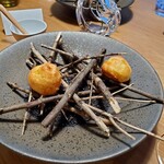 メゾン ケイ - コースの始まり。チーズシュー。
      
      一口でよく分からなかったけど、美味しかったです。もっと食べたくて、思わず、下に敷かれてる木の枝も食べようかと思いました(笑)