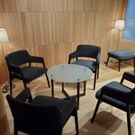 メゾン ケイ - 入口にあるテーブルセット。
      入店待ちに使うのかな⁉️