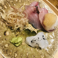 温石 - 上は黒むつの皮目を炭火で焼いたタタキ。脂が半端ないので、大根おろしと茗荷が添えてあります。手前は旬の泥障烏賊